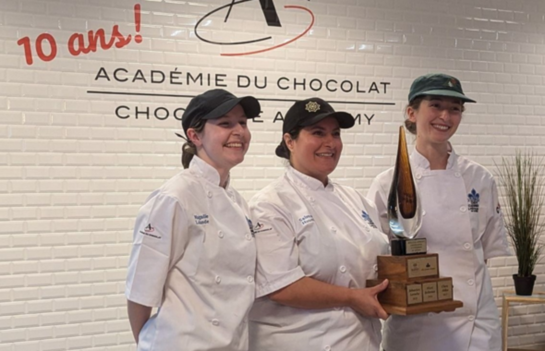 Remise de trophée pour les gagnantes de la compétition de pâtisserie à l'Académie du chocolat