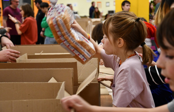 Assemblage de paniers de Noël à l'école secondaire Internationale du Phare 2024