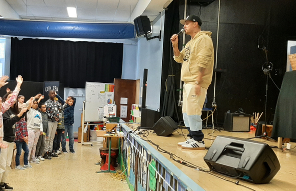 Photo du passage de Samian à l'école primaire Soleil-Levant