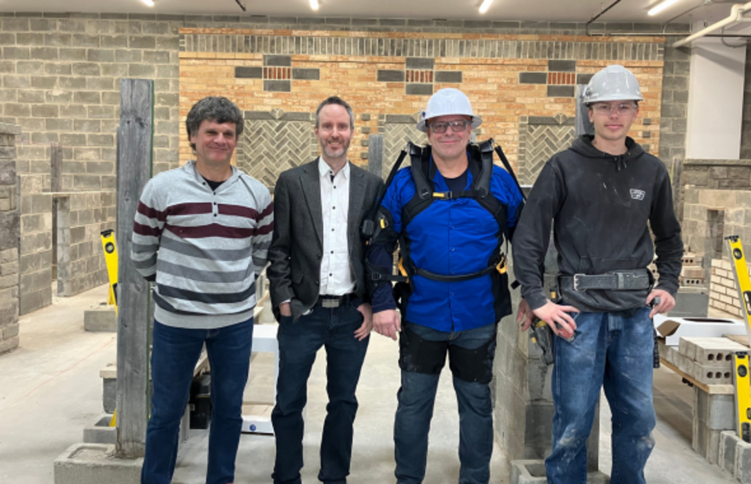 Un exosquelette remis au programme de briquetage-maçonnerie du Centre 24-Juin